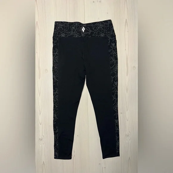 Skechers Black Leggings with Floral Pattern - Picture 5 of 6